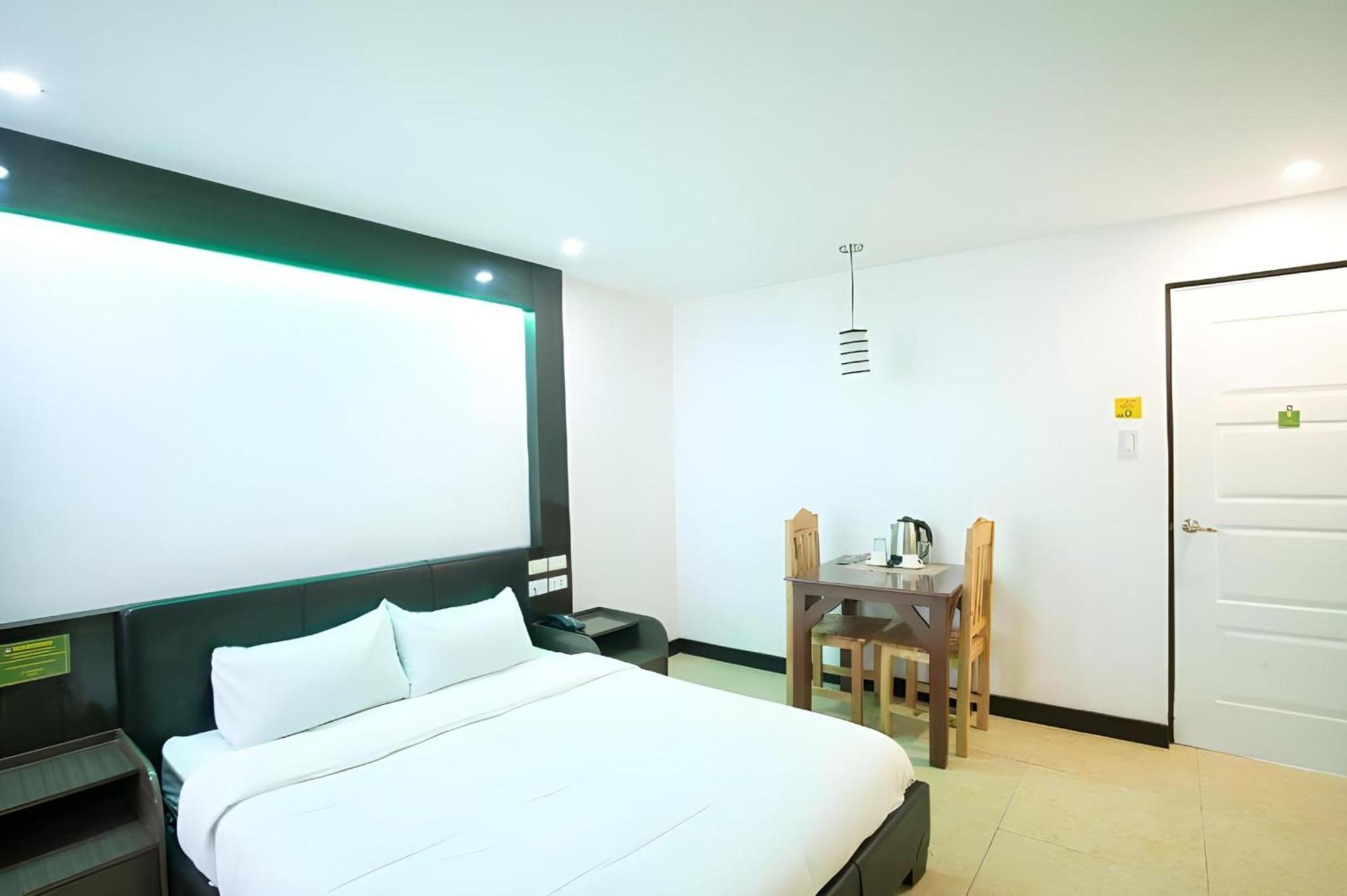 Oyo 195 Ranchotel - Binan Екстериор снимка